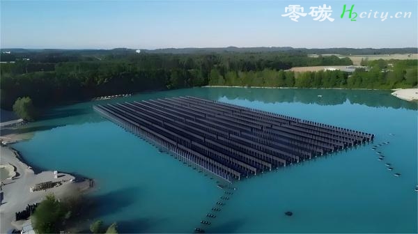 全球首个 垂直 漂浮式水面光伏电站投入运营